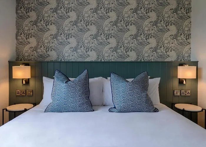 The Smugglers בית הארחה 3*