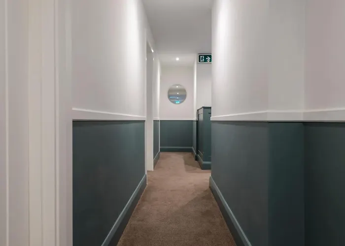 The Smugglers בית הארחה 3*